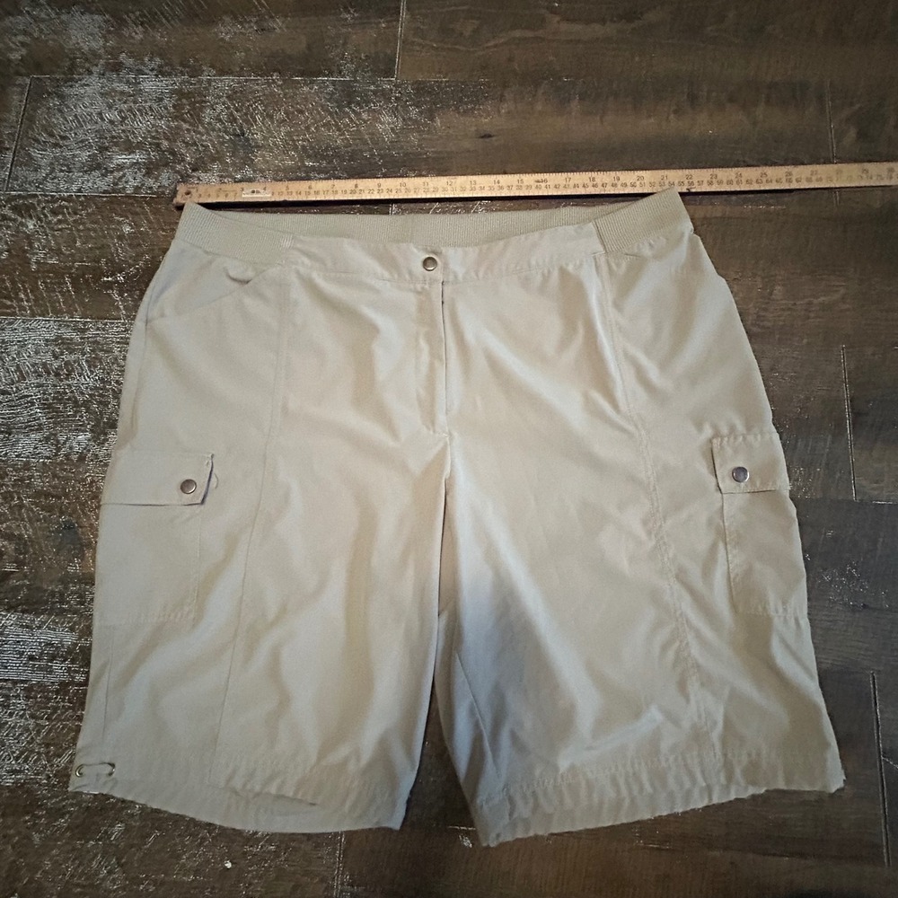 Chicos Zenergy UPF Cargo Shorts Tan Beige Elastic Waist Stretch Size 4 Womens